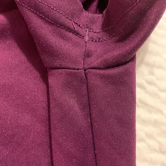 REEBOK, v neck, t shirt, XS, great condition,  super cute - Picture 4 of 7